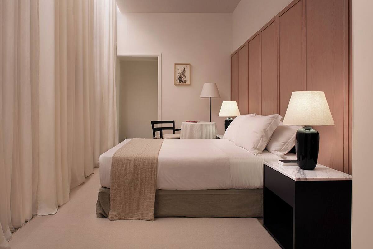 高級客房 | 客房內保險箱、筆電工作空間、遮光布/窗簾、隔音