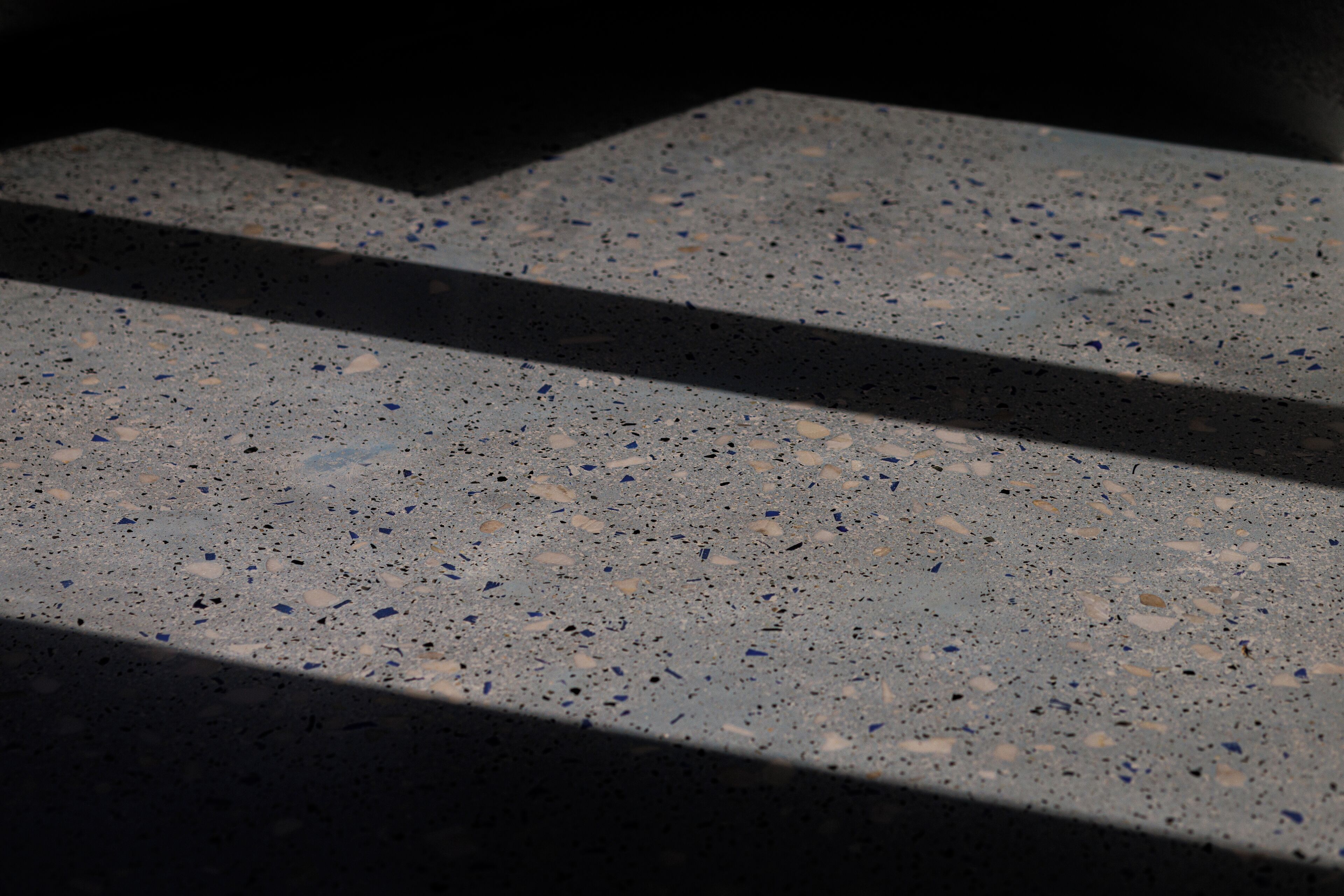 Primer pla d'un paviment de terrazzo amb un disseny geomètric.