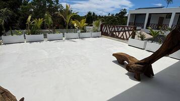 Dobbelt- eller tomannsrom – deluxe, 1 soverom, terrasse, bassengutsikt | Terrasse/patio