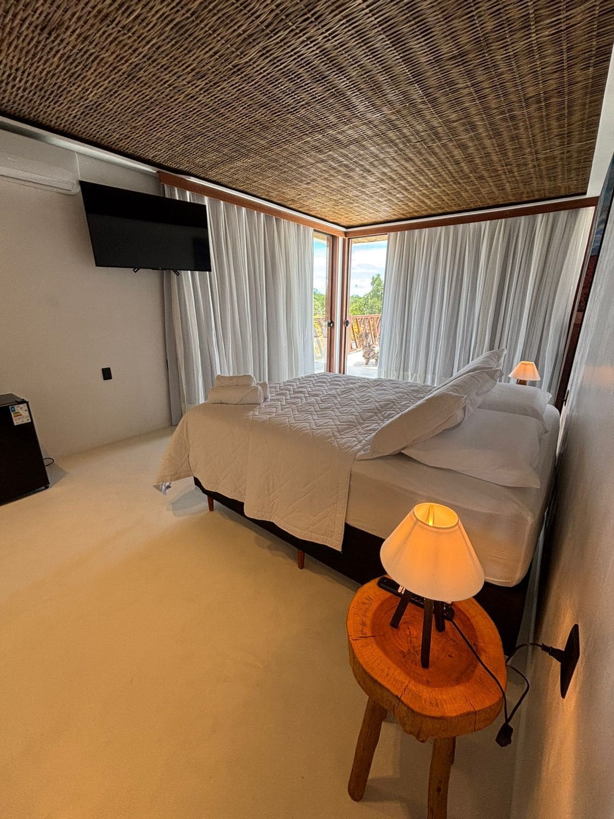 豪華雙人或雙床房, 1 間臥室, 露台, 泳池景觀 | 遮光布/窗簾、熨斗/熨衣板、免費無線上網