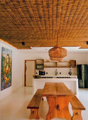 Frigorífico pequeño, microondas y horno