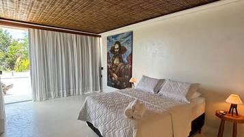 Dobbelt- eller tomannsrom – deluxe, 1 soverom, terrasse, bassengutsikt | Blendingsgardiner, strykejern/-brett og wi-fi (inkludert)