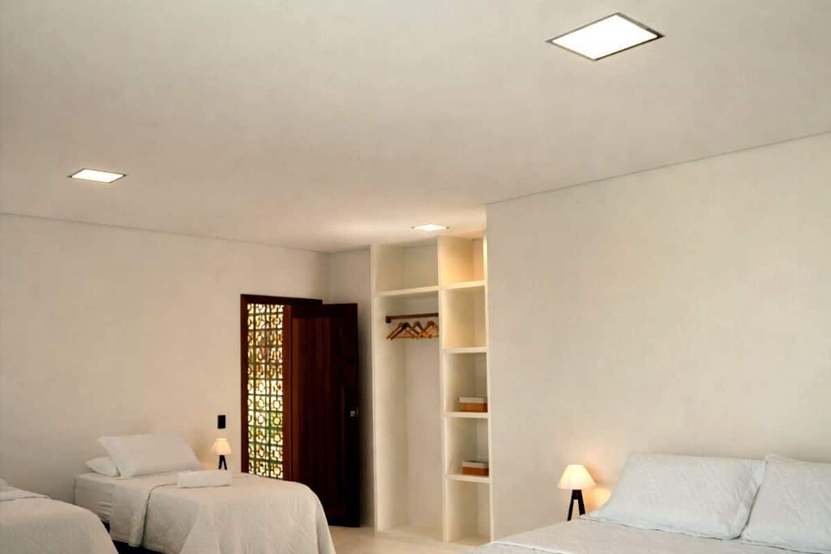 Phòng 4 tiện nghi đơn giản, 1 phòng ngủ, phòng tắm riêng, quang cảnh hồ bơi | Bộ đồ giường cao cấp, nệm có lớp đệm bông, minibar, màn/rèm cản sáng