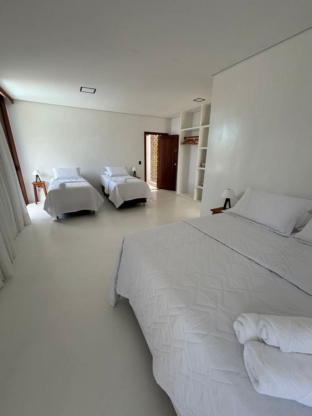 舒適四人房, 1 間臥室, 私人浴室, 泳池景觀 | 遮光布/窗簾、熨斗/熨衣板、免費無線上網