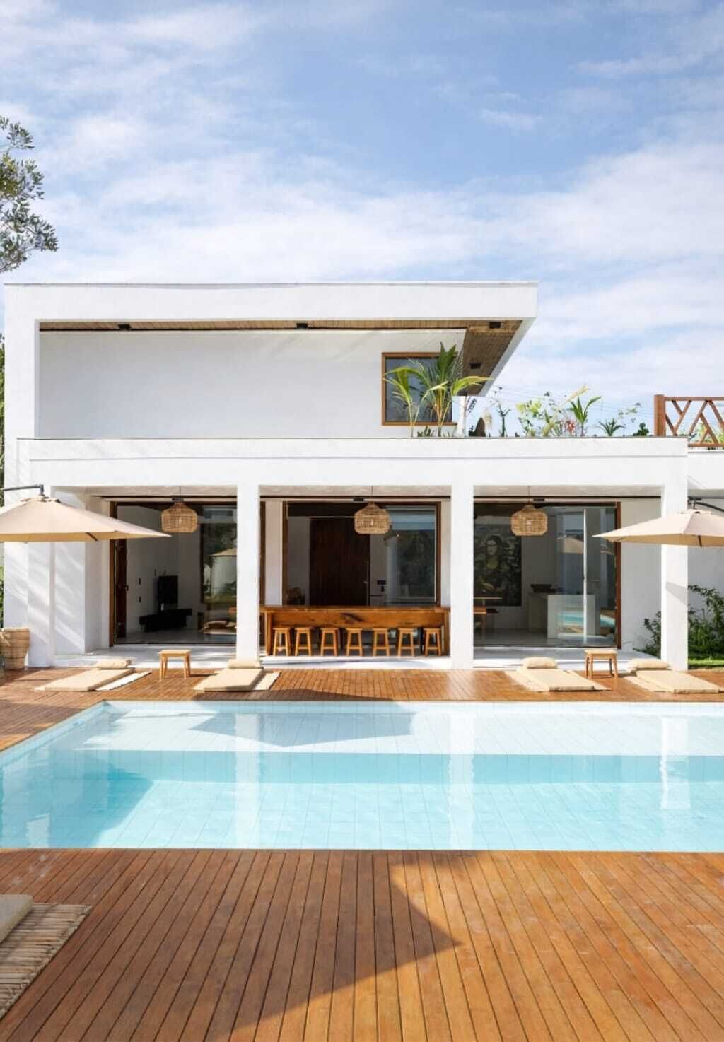 Piscine extérieure, parasols de plage, chaises longues