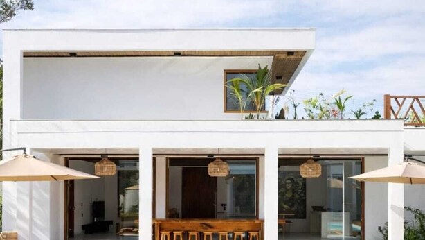 A modern two-story house with a swimming pool, wooden deck, and outdoor seating area. - Vila Maremangue  (Porto Seguro)