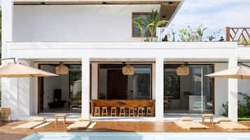 Piscine extérieure, parasols de plage, chaises longues