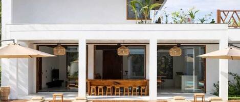 Außenpool, Sonnenschirme, Liegestühle