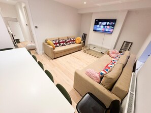 Living area - Stylish Penthouse in Willesden, Scrubs Lane (London)