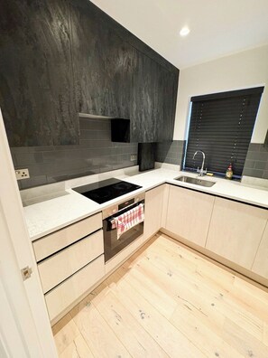 Fridge, microwave, oven, toaster - Stylish Penthouse in Willesden, Scrubs Lane (London)
