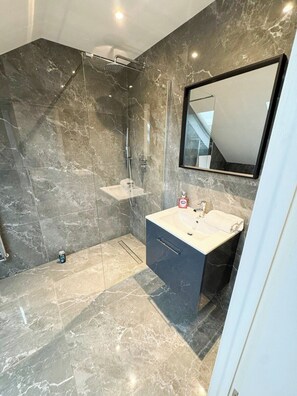 Shower, hair dryer - Stylish Penthouse in Willesden, Scrubs Lane (London)