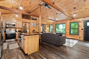 Kjøleskap, mikrobølgeovn, ovn og kokeplater