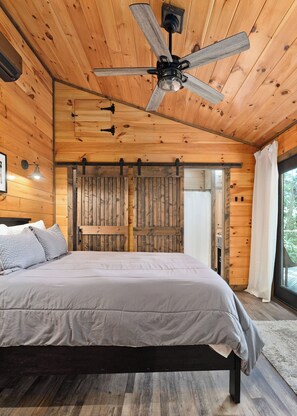 2 slaapkamers, een bureau, een strijkplank/strijkijzer, gratis wifi