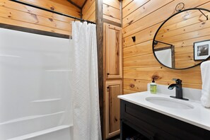 Shower, hair dryer, towels, soap - The Little Lake House @ Center Hill Lake-Modern Cabin - Steps to Boat Ramp (Smithville)