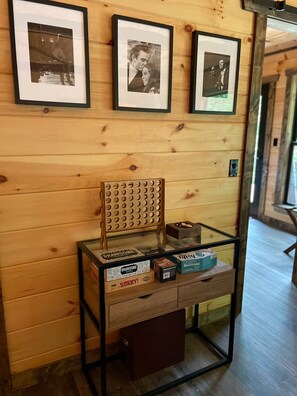 Games room - Sunrise Treehouse Lake Views - 5 min Walk/1 min Drive to Fish & Boat Ramp (Smithville)