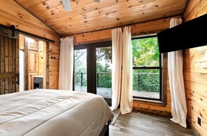 2 habitaciones, escritorio y tabla de planchar con plancha 
