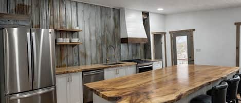 Fridge, microwave, stovetop, dishwasher