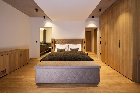 Desk, iron/ironing board, free WiFi