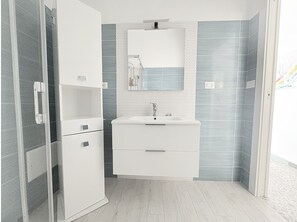 Shower, hair dryer, bidet, towels - 1-bedroom apartment in peaceful Sorso with AC for relaxing stays (Sorso)