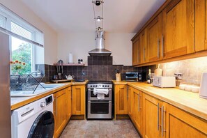 Een microgolfoven, een oven, een kookplaat