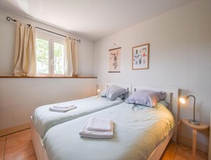 Casa | 3 dormitorios y tabla de planchar con plancha