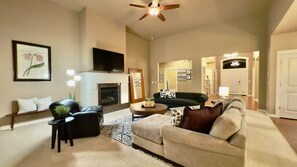 Smart TV, chimenea, libros y oficina 