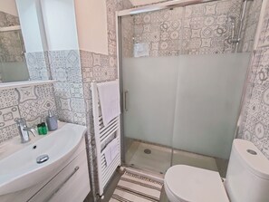 Dusche, Haartrockner, Bidet, Handtücher