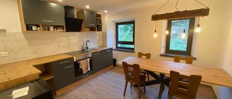 Frigorífico, microondas, horno y placa de cocina