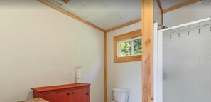 Ducha, secador de pelo, toallas, jabón