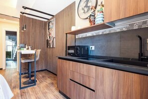 Private kitchen - Bright Studio Apartment with Balcony and View of St. Agatha (Catania)