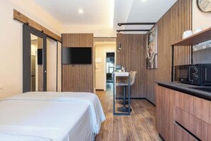 Tabla de planchar con plancha, wifi y ropa de cama 