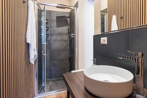 Shower, hair dryer, bidet, soap - Bright Studio Apartment with Balcony and View of St. Agatha (Catania)