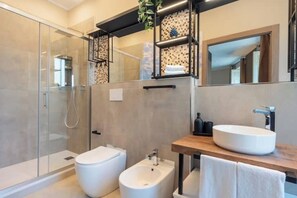 Douche, sèche-cheveux, bidet, serviettes fournies
