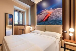 1 bedroom, in-room safe, desk, iron/ironing board - Bright Apartment with Balcony in the Heart of the Old Town (Catania)