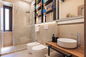 Dusche, Haartrockner, Bidet, Handtücher