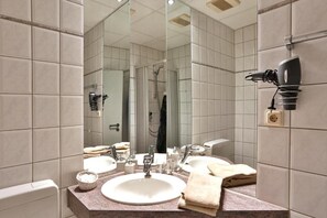 Regadera, toallas, jabón, papel de baño 