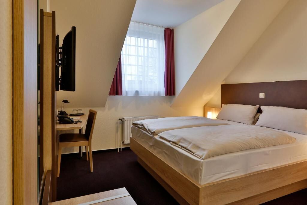 Standard-Doppelzimmer, Stadtblick | Schreibtisch, laptopgeeigneter Arbeitsplatz, kostenloses WLAN