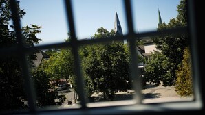 A view through a window with a church spire in the background. - Hotel Stadt Kamen (Kamen)
