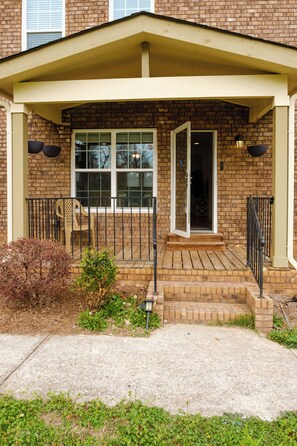 Exterior detail - ATL downtown house, lots of space, walk to stadiums and marta, great location (Atlanta)