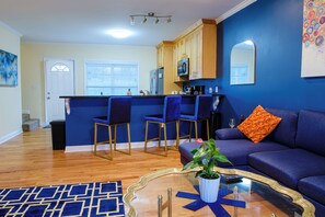 Living area - ATL downtown house, lots of space, walk to stadiums and marta, great location (Atlanta)