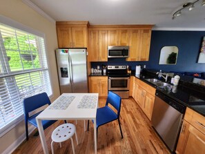 Private kitchen - ATL downtown house, lots of space, walk to stadiums and marta, great location (Atlanta)