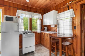 Kühlschrank, Mikrowelle, Wasserkocher mit Kaffee-/Teezubehör