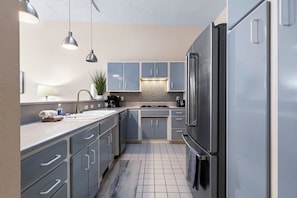 Wasserkocher mit Kaffee-/Teezubehör, Kühlschrank, Mikrowelle, Ofen