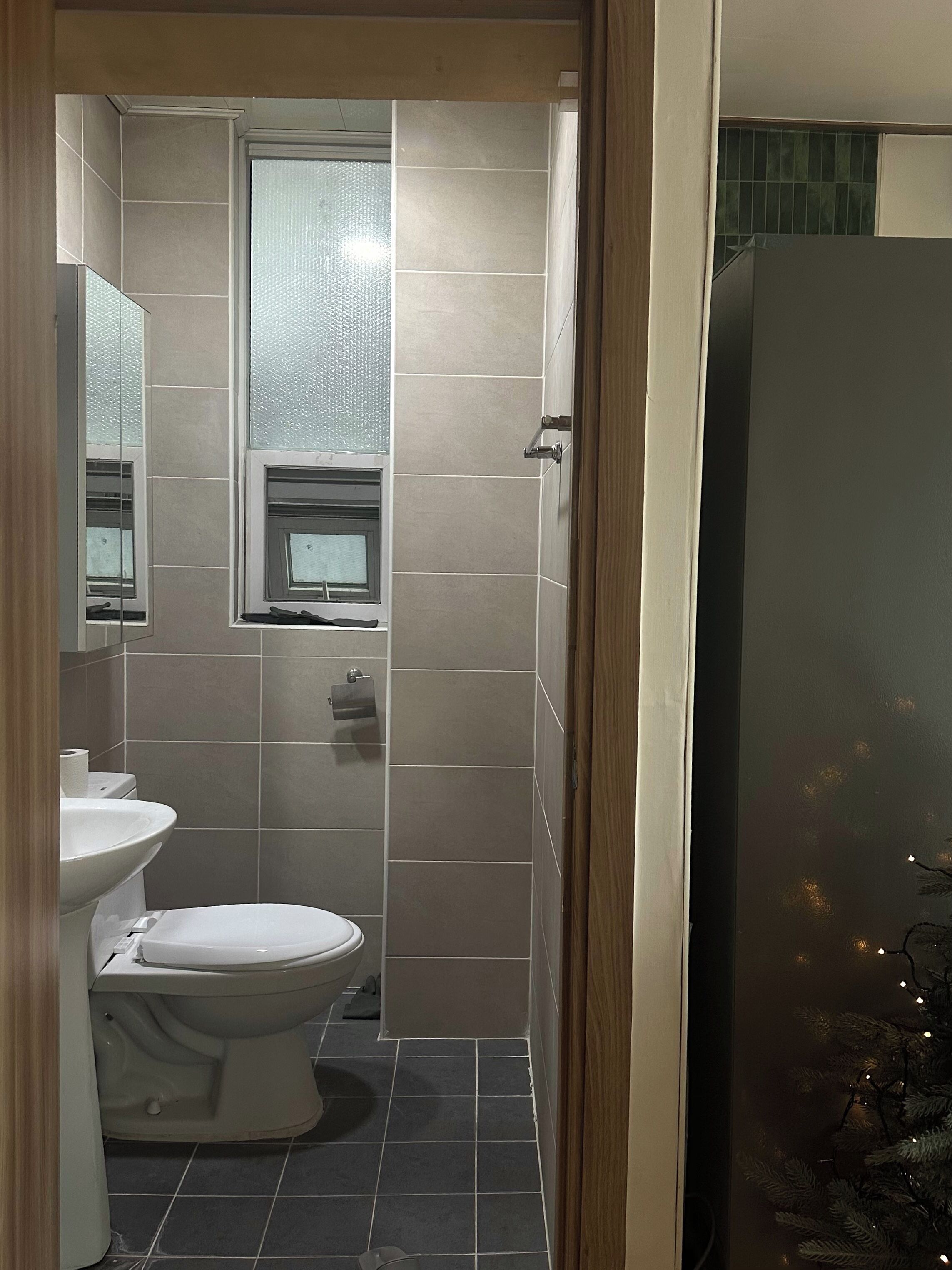 Douche, séchoir à cheveux, serviettes fournies, savon