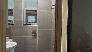 Douche, séchoir à cheveux, serviettes fournies, savon