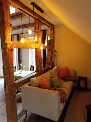 Living area - Apartment 5 - Abendträumerei - Holiday apartment with loft in the count's forester's lodge (Temmen-Ringenwalde)