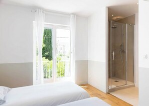 Tabla de planchar con plancha, internet y ropa de cama 