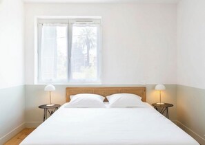 Fer et planche à repasser, accès Internet, draps fournis