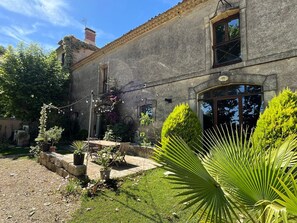Outdoor dining - Authentic Petite Camargue farmhouse (Aimargues)