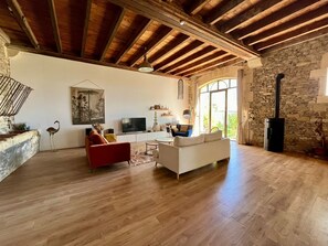 TV, books - Authentic Petite Camargue farmhouse (Aimargues)